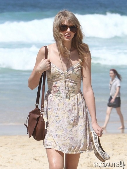 Khác với lần mặc bikini khám phá bãi biển Sydney lần trước, lần này Taylor Swift mặc một chiếc váy mùa hè đáng yêu để tung tăng trên bãi biển Bondi